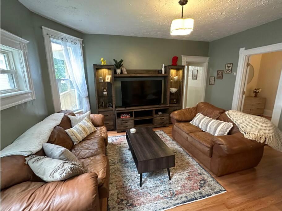 Charming 2br With Office Cleveland
